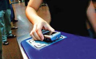 中國聯(lián)通推出首張銀行卡手機SIM卡二合一卡