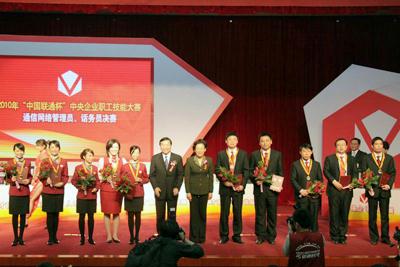 黃丹華為金獎選手頒獎并合影留念