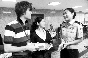 女民警遞上《來(lái)京外國(guó)人生產(chǎn)服務(wù)手冊(cè)》